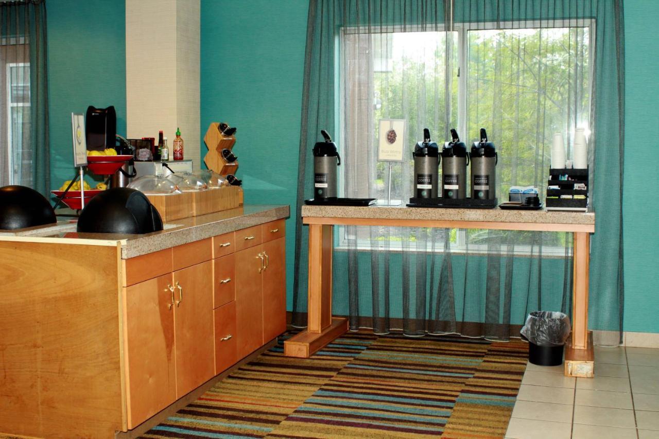 Fairfield Inn & Suites By Marriott Феърмонт Екстериор снимка