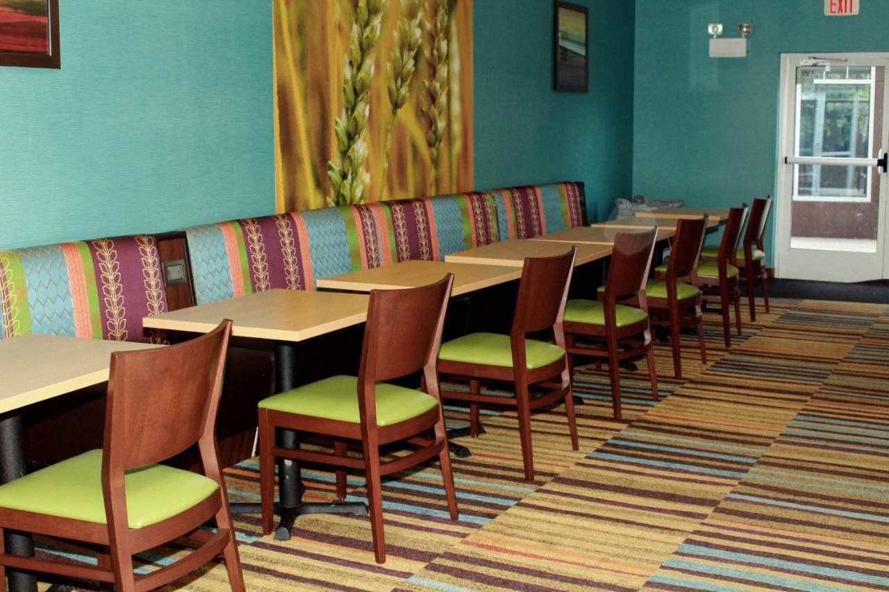 Fairfield Inn & Suites By Marriott Феърмонт Екстериор снимка