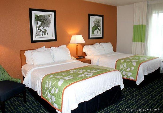 Fairfield Inn & Suites By Marriott Феърмонт Стая снимка