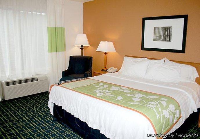 Fairfield Inn & Suites By Marriott Феърмонт Стая снимка
