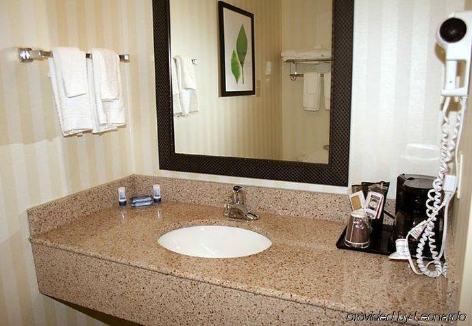 Fairfield Inn & Suites By Marriott Феърмонт Стая снимка
