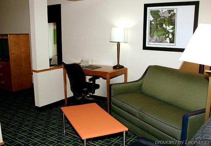 Fairfield Inn & Suites By Marriott Феърмонт Стая снимка