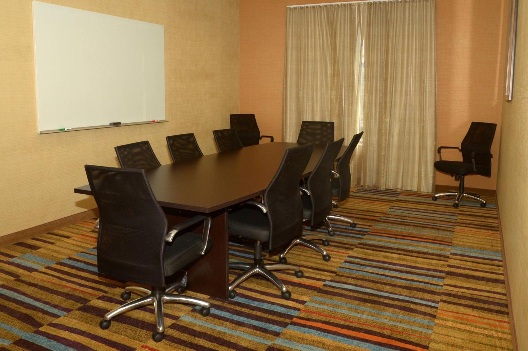 Fairfield Inn & Suites By Marriott Феърмонт Екстериор снимка