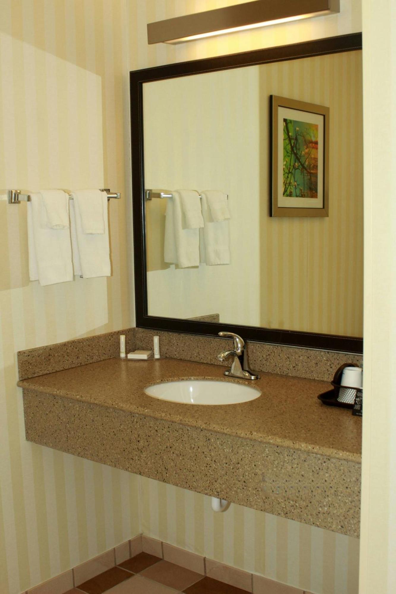 Fairfield Inn & Suites By Marriott Феърмонт Екстериор снимка