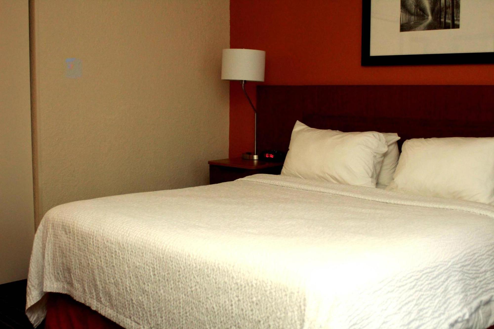 Fairfield Inn & Suites By Marriott Феърмонт Екстериор снимка