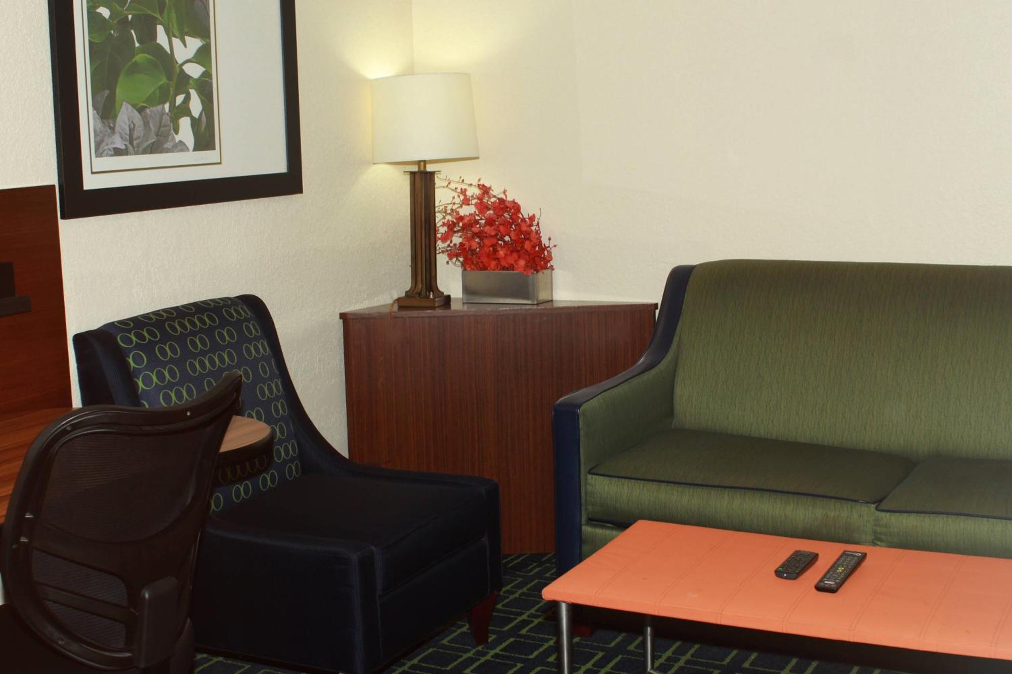 Fairfield Inn & Suites By Marriott Феърмонт Екстериор снимка