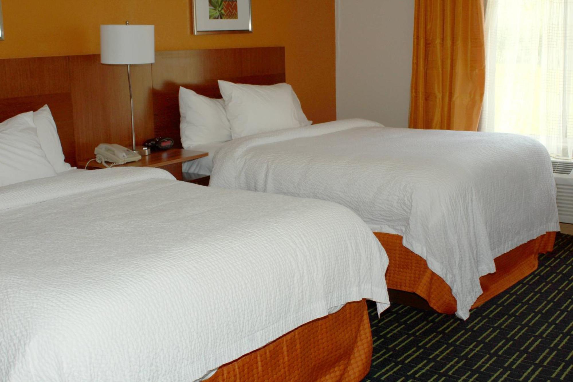 Fairfield Inn & Suites By Marriott Феърмонт Екстериор снимка