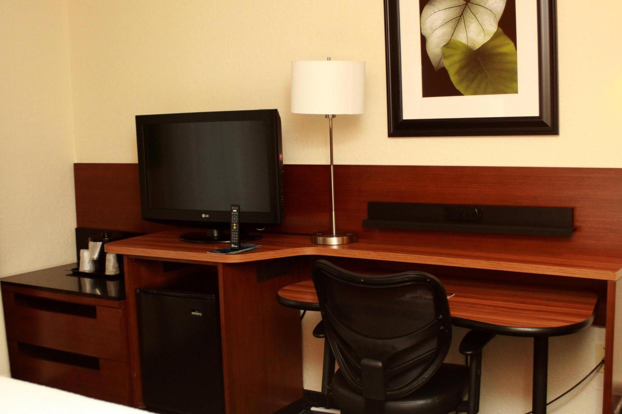 Fairfield Inn & Suites By Marriott Феърмонт Екстериор снимка