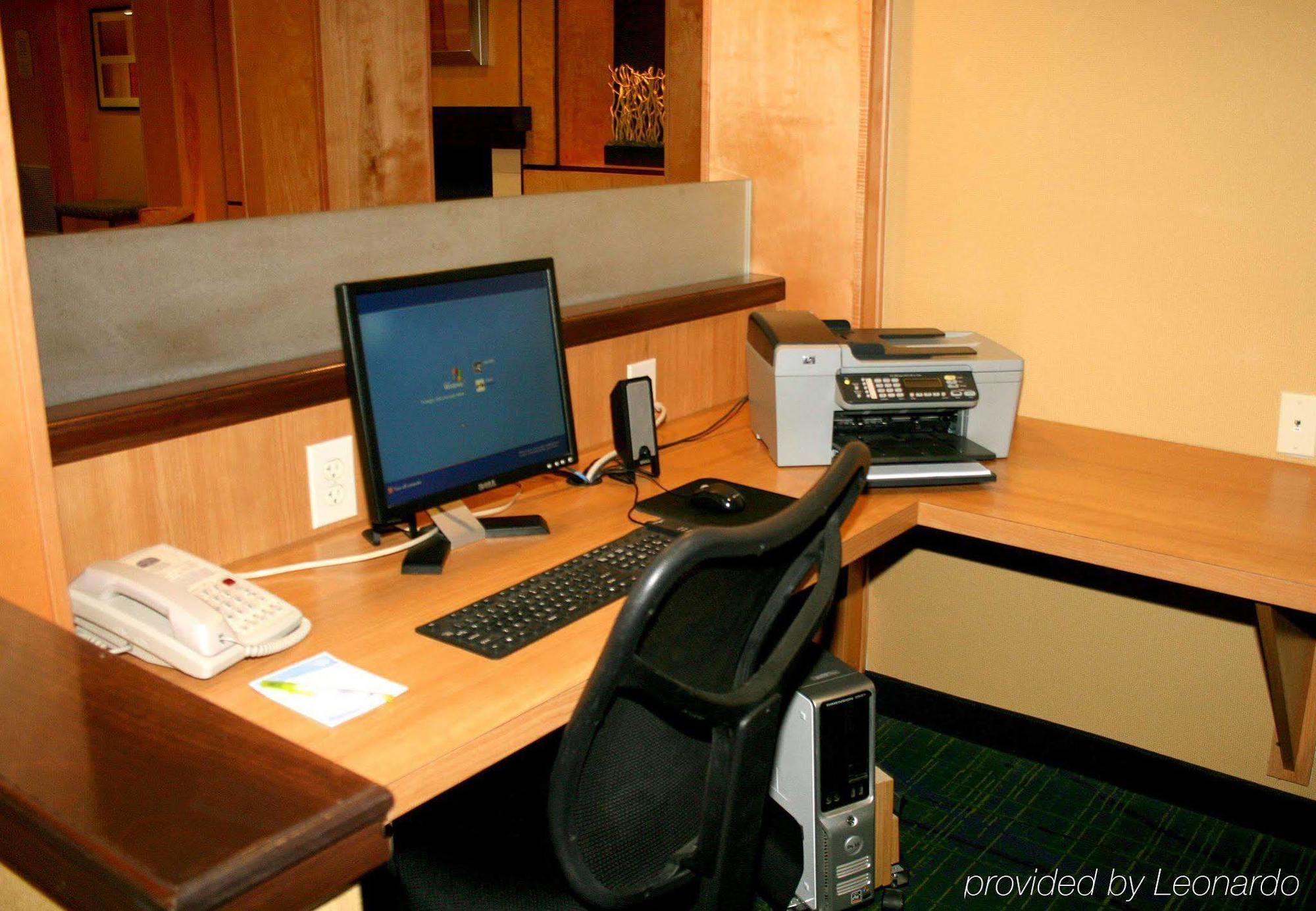 Fairfield Inn & Suites By Marriott Феърмонт Съоръжения снимка